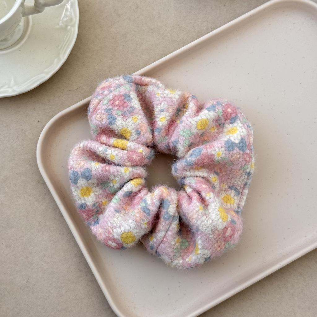 The Atmosphere Is Filled with Pink Floral Large Intestine Rings, Sweet Hair Bands, and A Girlish, Elegant Low Ponytail Hair Tie