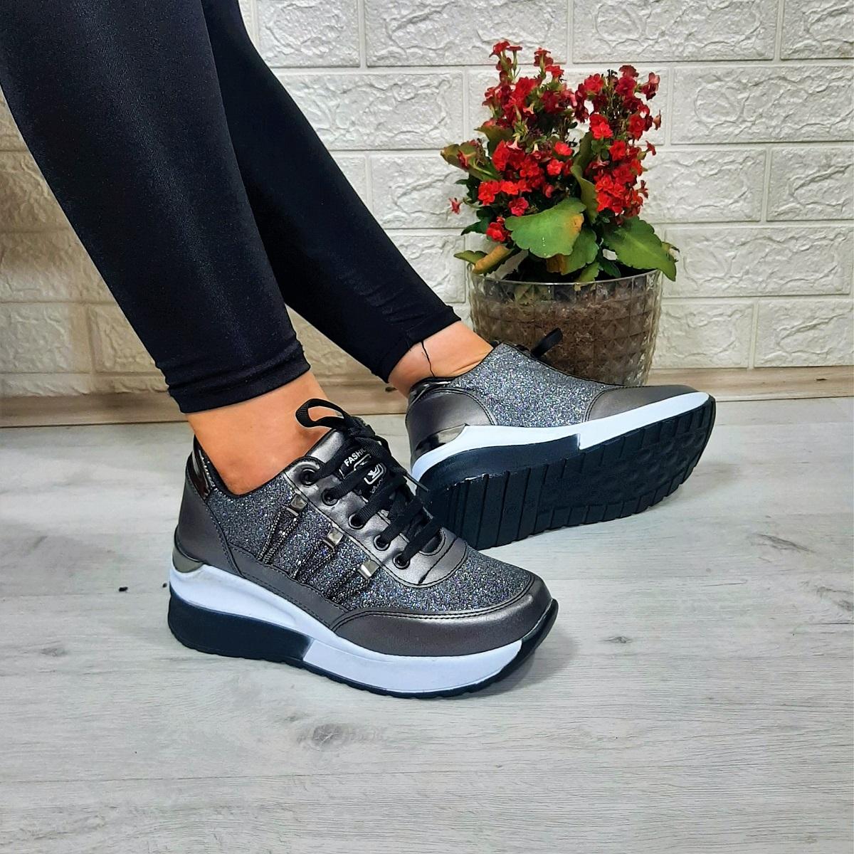 

Женская спортивная обувь на танкетке с дымчатым блеском Lady Classy 37 дым