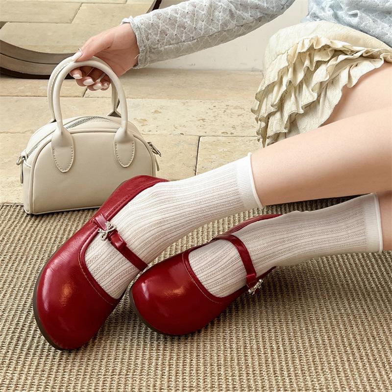 Red retro premium French flat bottom shallow mouth single shoes women's summer 2025 new with skirt versatile Mary Jane shoes