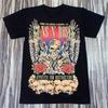 Schwarzes Kurzarm-T-Shirt im Guns N' Roses-Design mit Totenkopf-Zylinder und Revolver-Grafik für Rockmusik-Fans