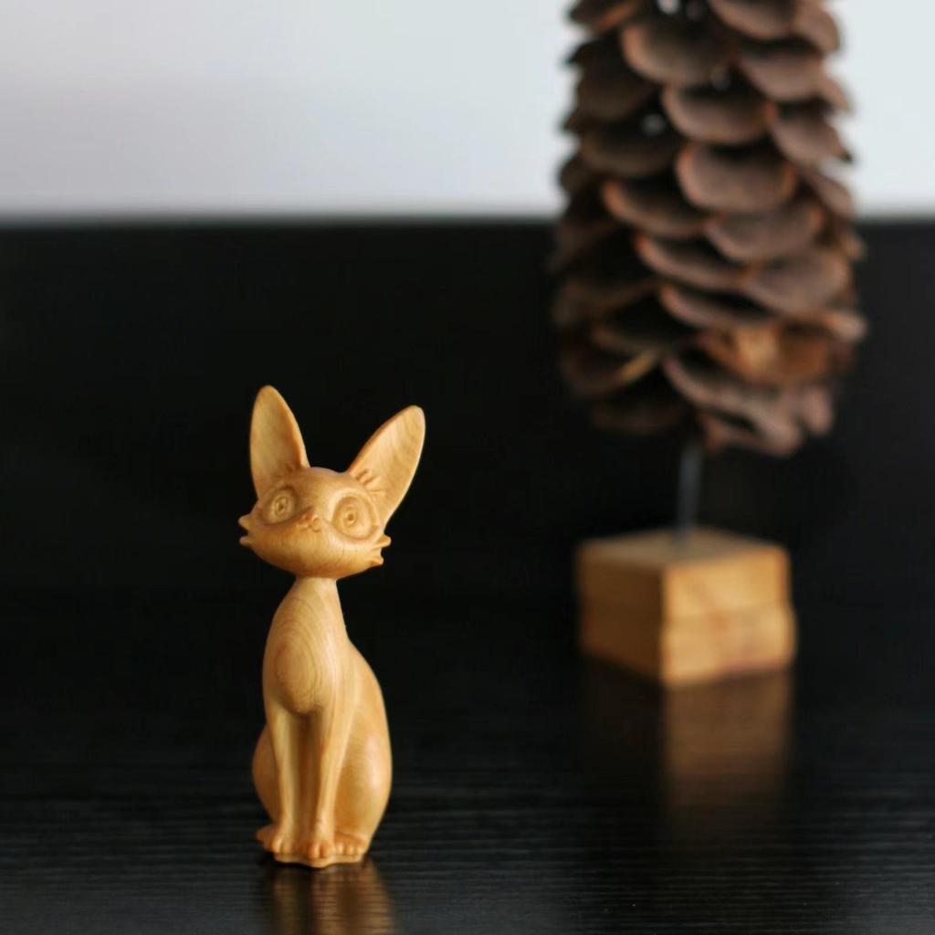Thuja Wood Zodiac Animals: Rzeźbione wisiorki z motywem Kaczora Donalda i Myszki Miki.