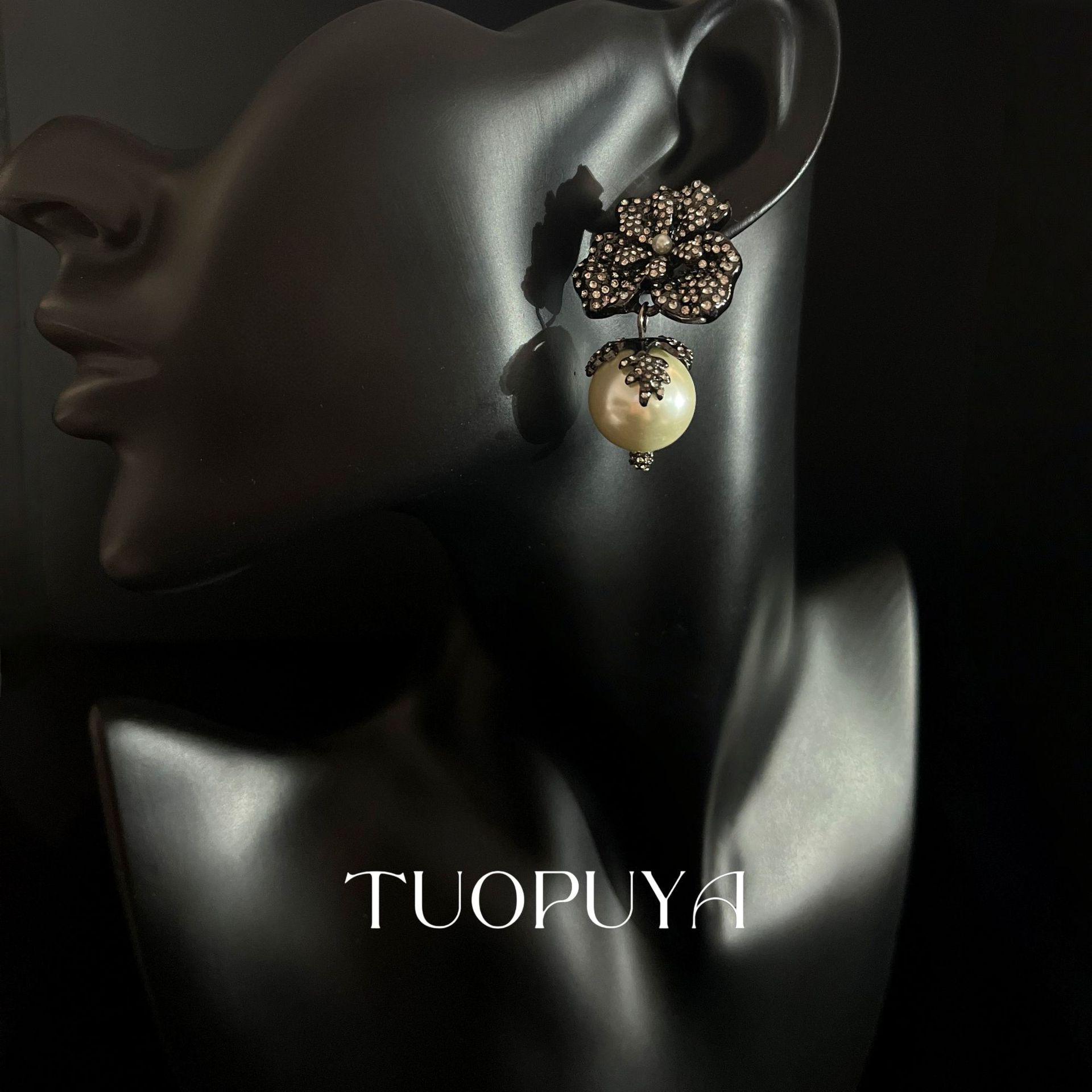 Elegant Retro Distressed Gold Diamond Flower Stud Earrings