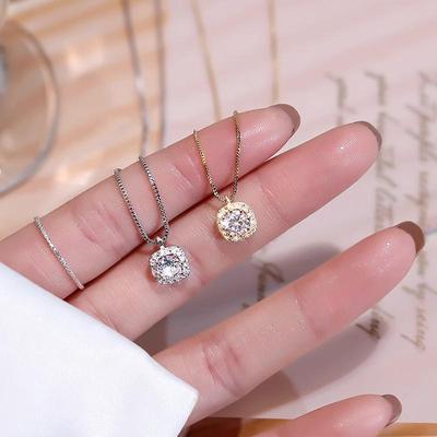 Collana con Ciondolo Quadrato di Diamanti Piccoli da Donna - Catena Clavicola di Lusso Leggero di Alta Gamma, Design di Nicchia Trendy 2023