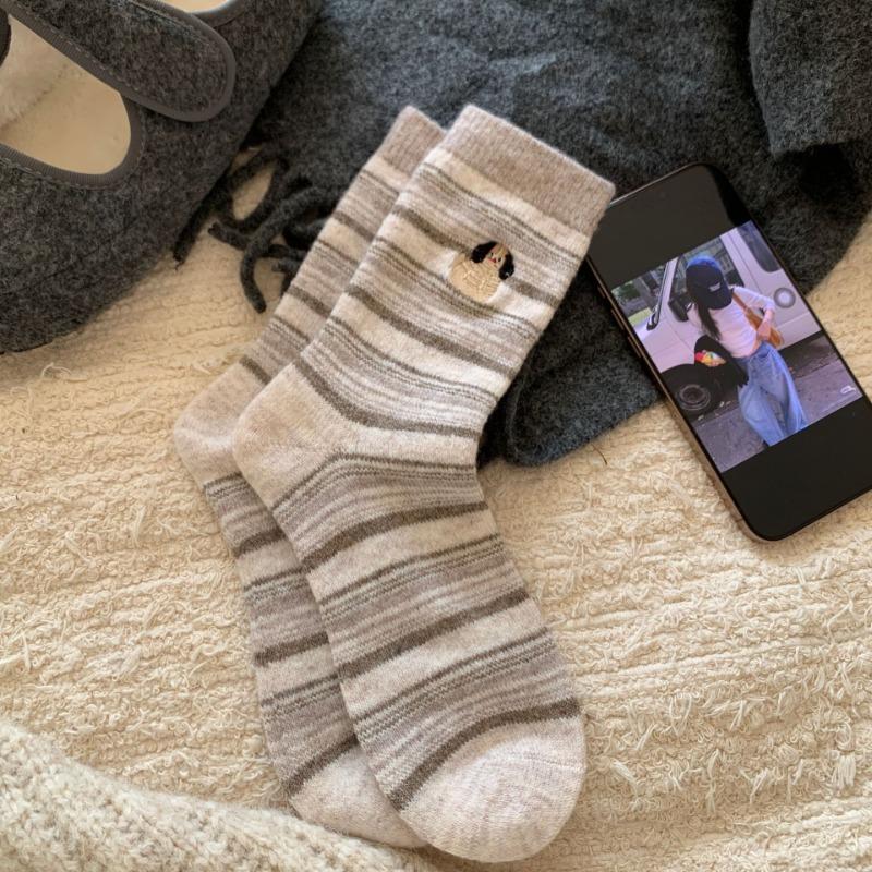 

Женские осенне-зимние утолщенные теплые винтажные полосатые вышитые щенки шерстяные носки средней длины 1 pair верблюд