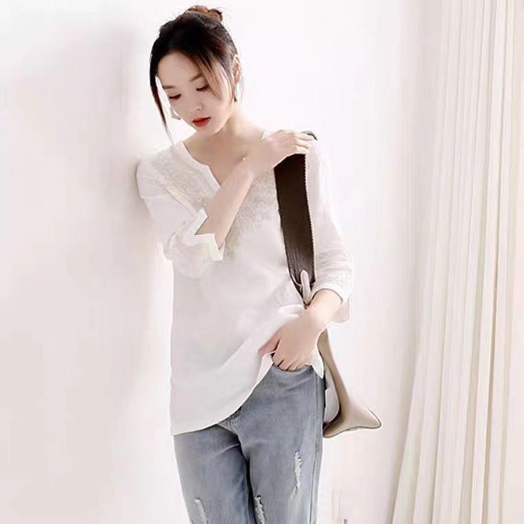 V-Ausschnitt-Shirt für Damen, exquisite handgefertigte, strapazierfähige Blumenstickerei, lockere Passform, mittellanger, gebogener Kragen, weißes T-Shirt mit 7-Zoll-Ärmeln