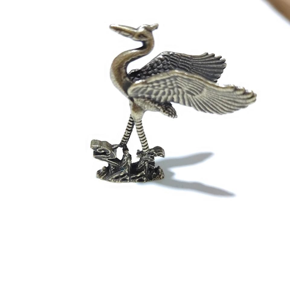 Элегантная латунная фигурка летящего журавля - Винтажный декор для рабочего стола, Офисный арт-объект, Аксессуар для чайной церемонии