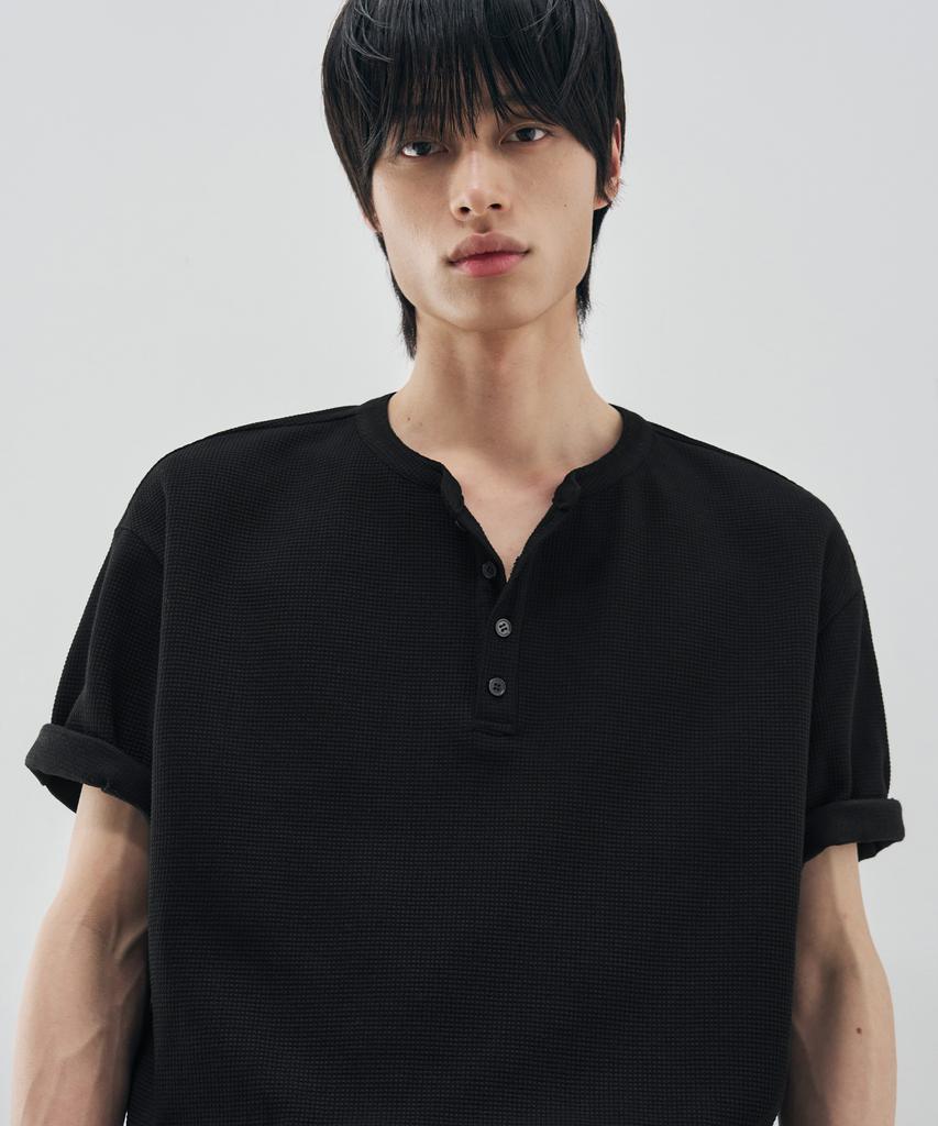 DRAW FIT Waffle Henley Neck Half T-Shirt [Black]