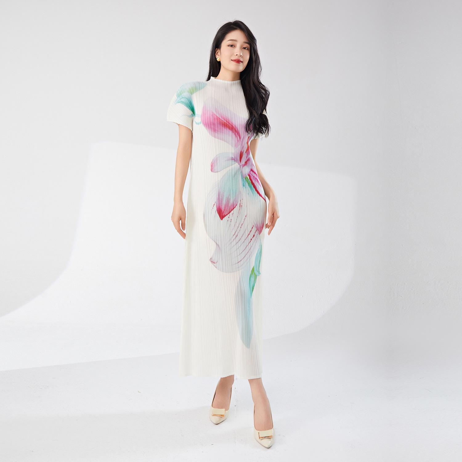 

Elegant Floral Long French Dress: Loose-Fit, Short Sleeve, Chic Mature Style for a Flattering Silhouette One Size абрикосовый