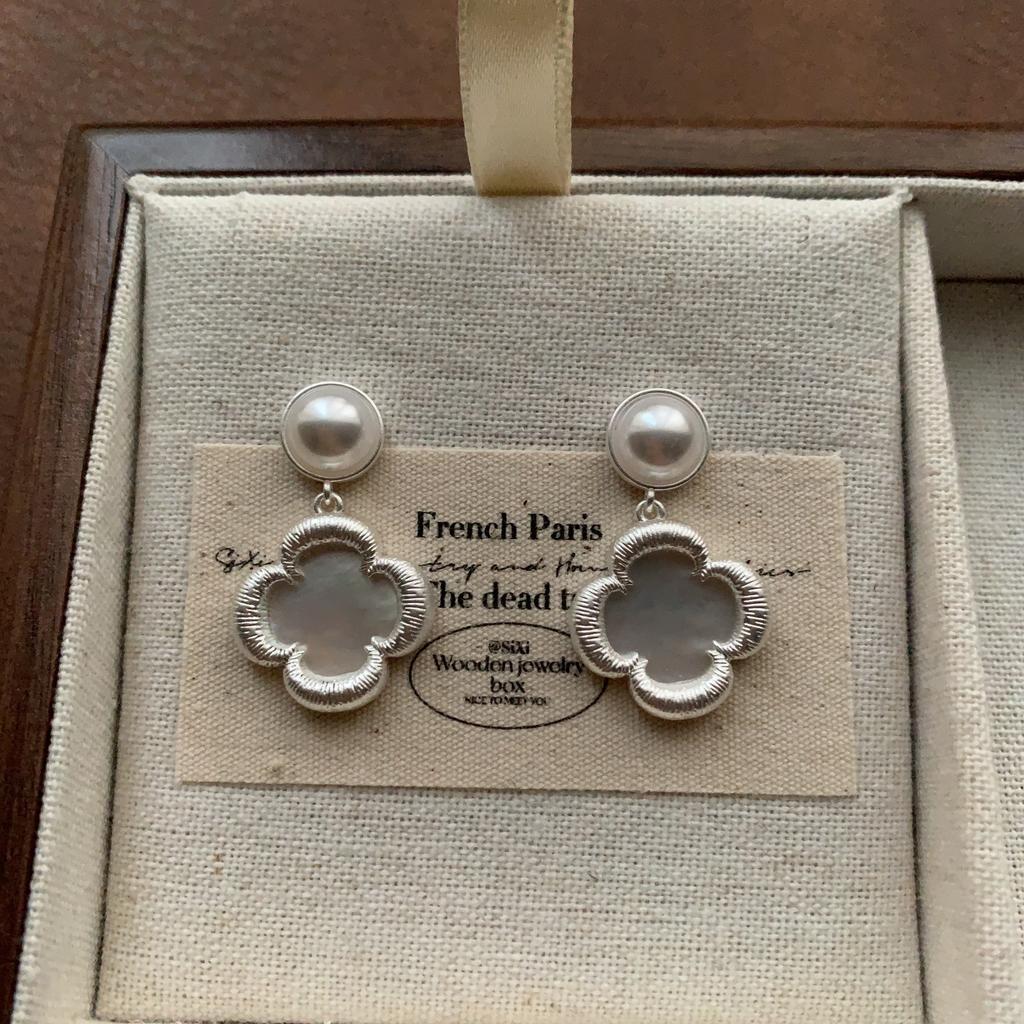 Classic Shell Geometric Stud Earrings Retro Elegance Light Luxury Temperament Versatile Niche Simple Daily Earrings