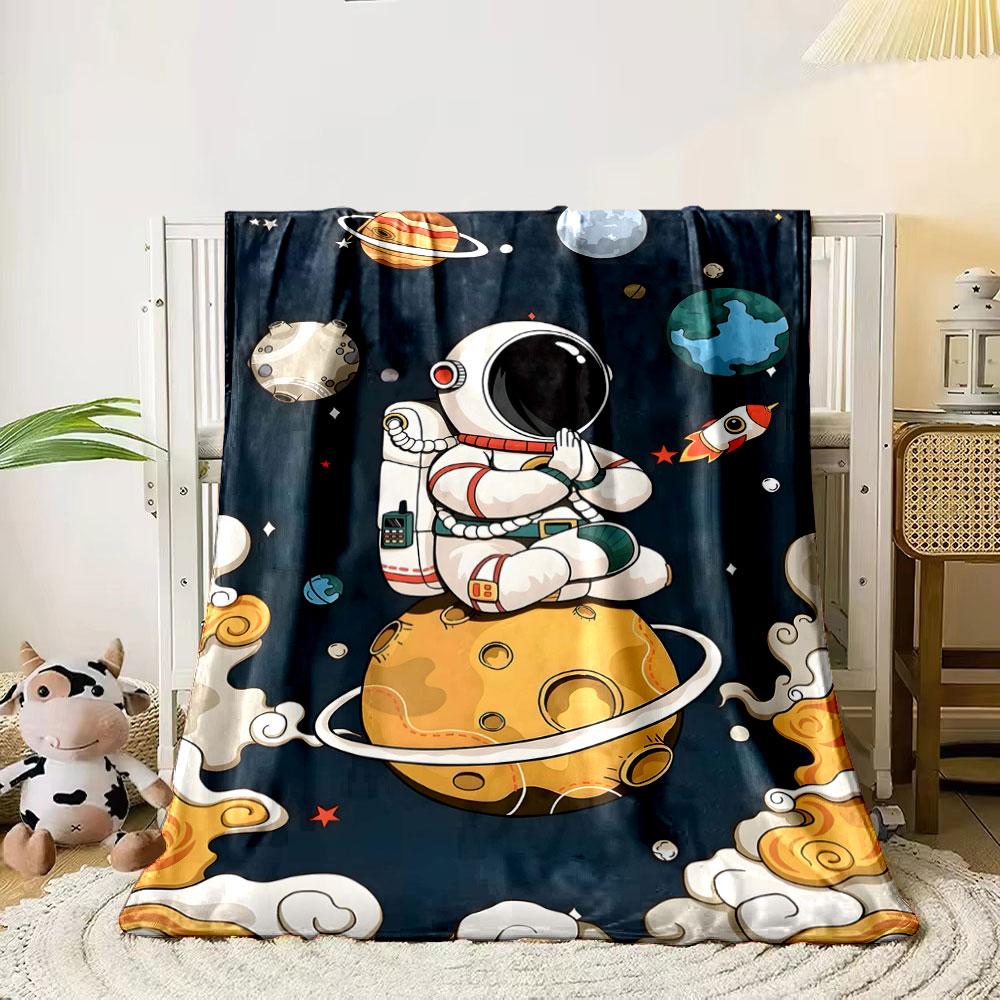 Ein meditierender Astronaut sitzt auf einem Planeten mit Ringen inmitten skurriler Weltraumobjekte.. Decke für alle Jahreszeiten Mittagspause Überwurf Geschenk