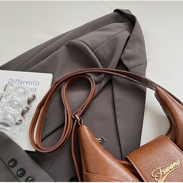 Portable casual handbag for short trips with one shoulder