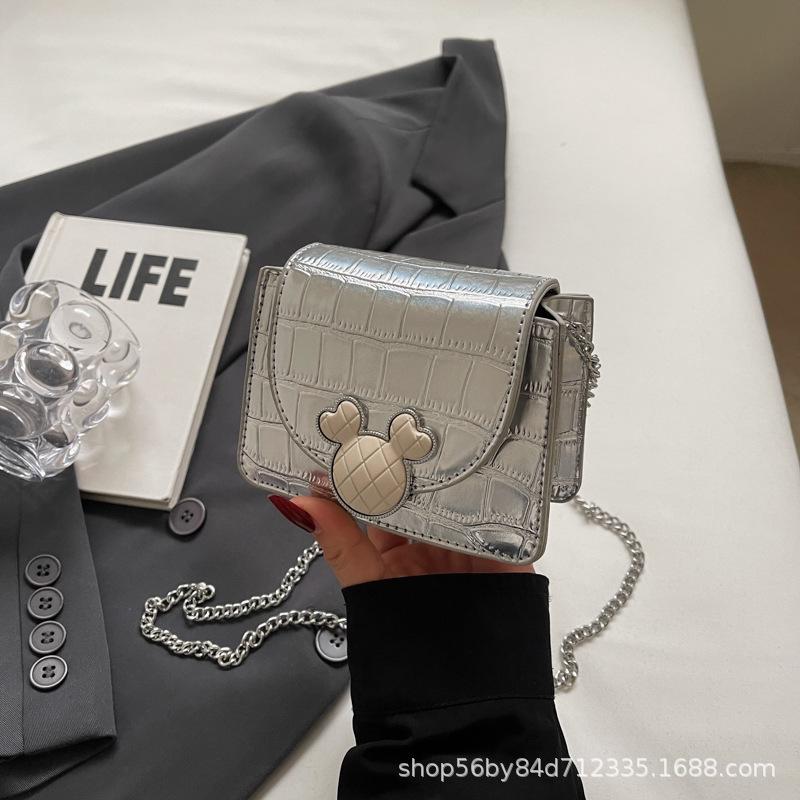 

Популярная в этом году маленькая женская сумка 2025 новая модная универсальная сумка-мессенджер на цепочке супер огонь мини квадратная сумка серебряный