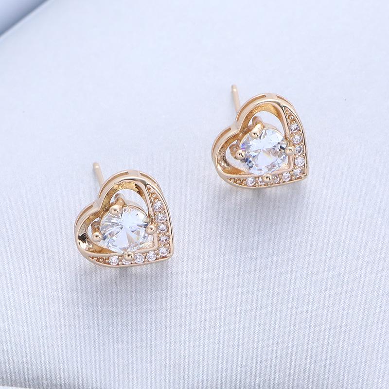 

Европейский и американский стиль, позолоченный набор украшений в виде персикового сердца: Медные серьги, ожерелье и кольцо с микроинкрустацией цирконами.