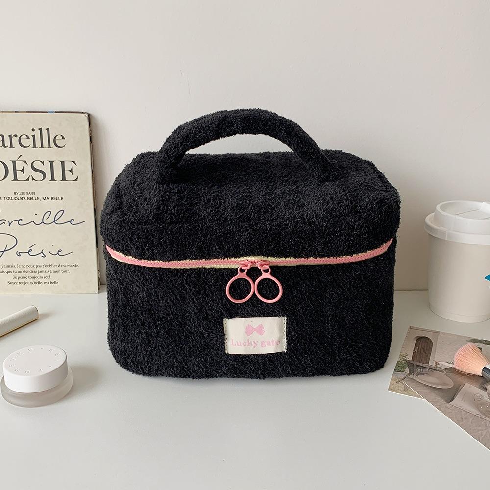 

Многофункциональная сумка-органайзер для макияжа, плюшевая косметичка для хранения туалетных принадлежностей для женщин и девочек чёрный