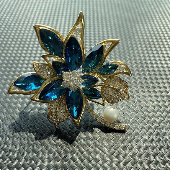Broche en cuivre zircon de couleur haut de gamme pour costume, manteau, accessoires de vêtements, broche à fleurs