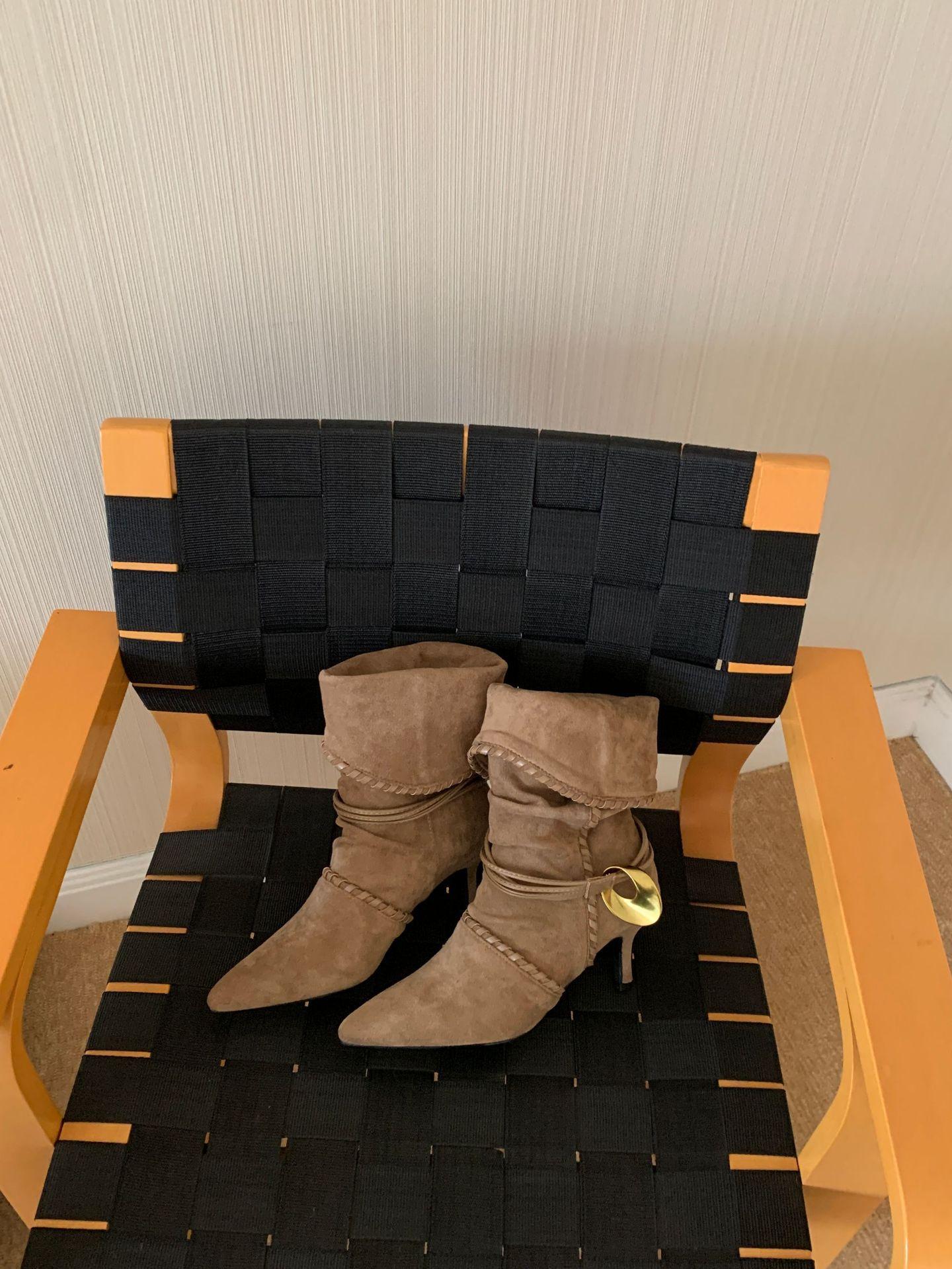 

Тонкий каблук острый носок плиссированные ремешки ботильоны на платформе 2025 новый ретро замшевый отвороты металлическая пряжка модные короткие ботинки 39