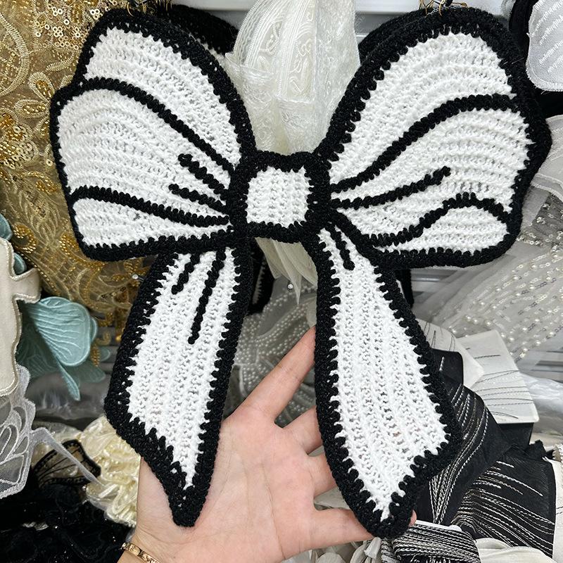 

Стильный воротник-корсаж с бантом из шерсти, вышитый бисером и аппликацией в виде цветка