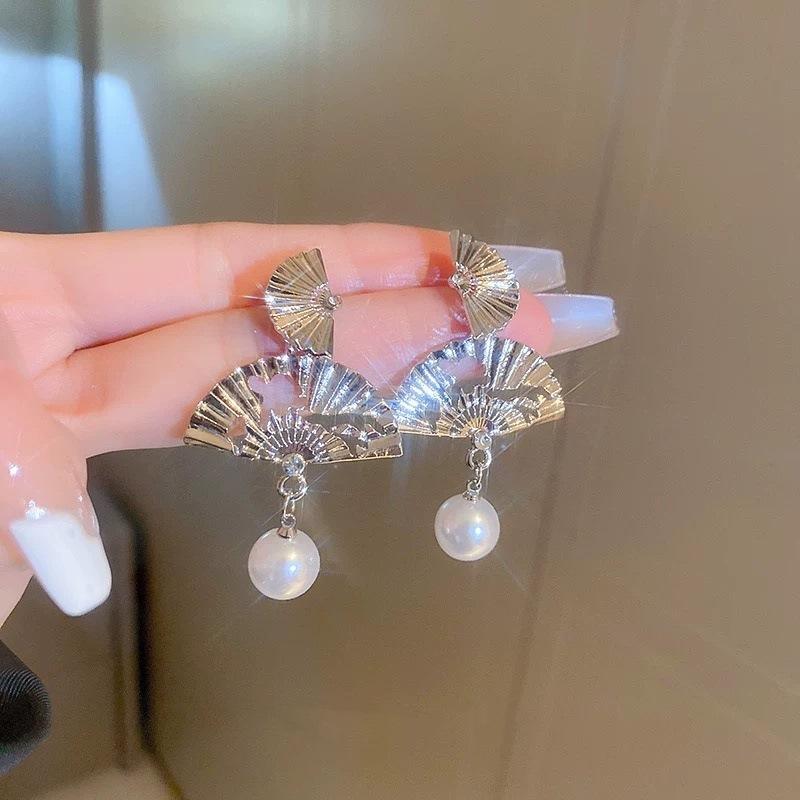 Design sense new Chinese temperament fringed fan-shaped pearl earrings, retro national style Hanfu cheongsam earrings earrings women