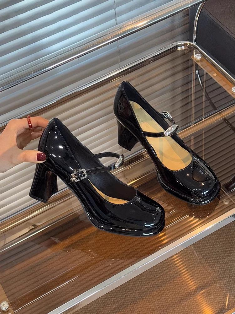 Vintage Mary Jane shoes women's 2025 new French square head patent leather one-word buckle with thick heel single shoes fashion high heels