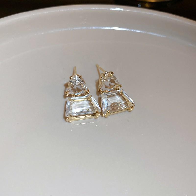 

Пурпурные серьги-пусеты с жемчугом и стразами