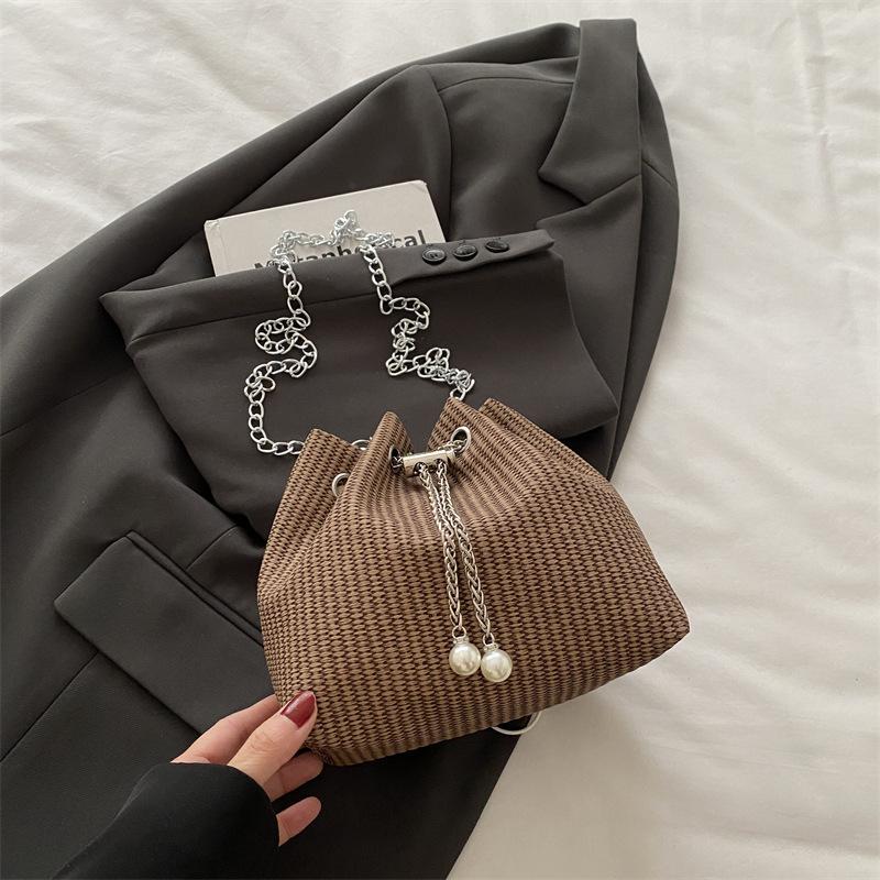 

ins super fire drawstring bucket bag women s 2025 new niche design shoulder messenger bag versatile chain bag bag кофейный