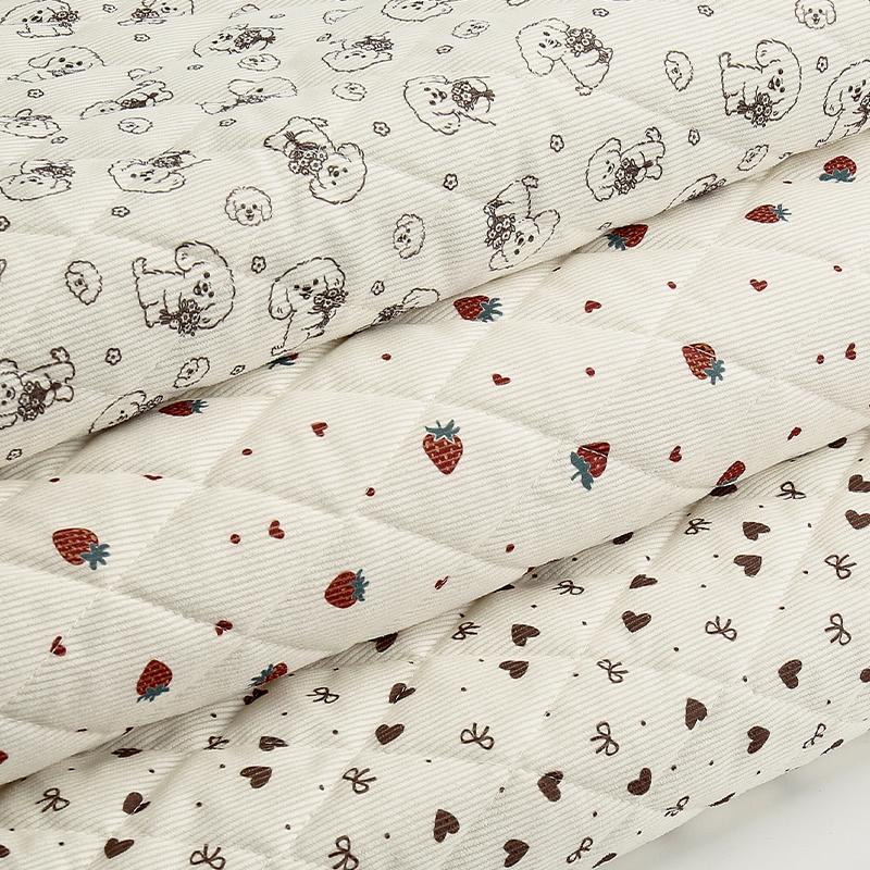 0,5m/1m/2m Gruby Sztruksowy Nadruk w Truskawki i Serca Pikowany Tkaniną Bawełnianą na Koc Ubrania Dziecięce DIY Tkanina do Szycia