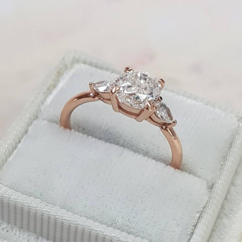 Elegant and Generous Four-claw Ring for Ladies - Realistic, Fashionable, and Personalized Finger Jewelry. 5 белый