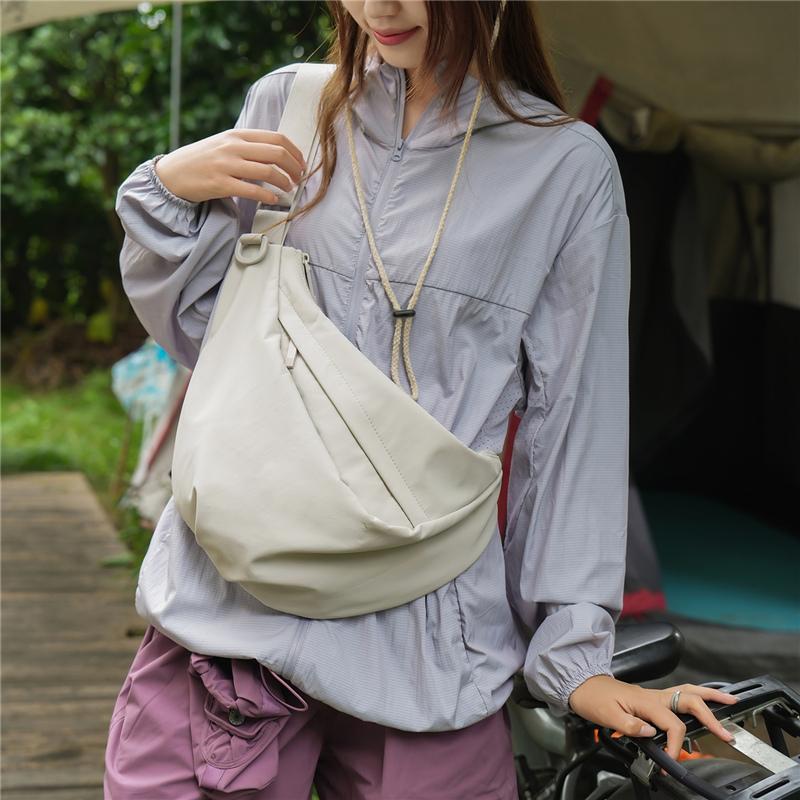 Borsa a tracolla minimalista con tracolla regolabile e tasca anteriore con zip