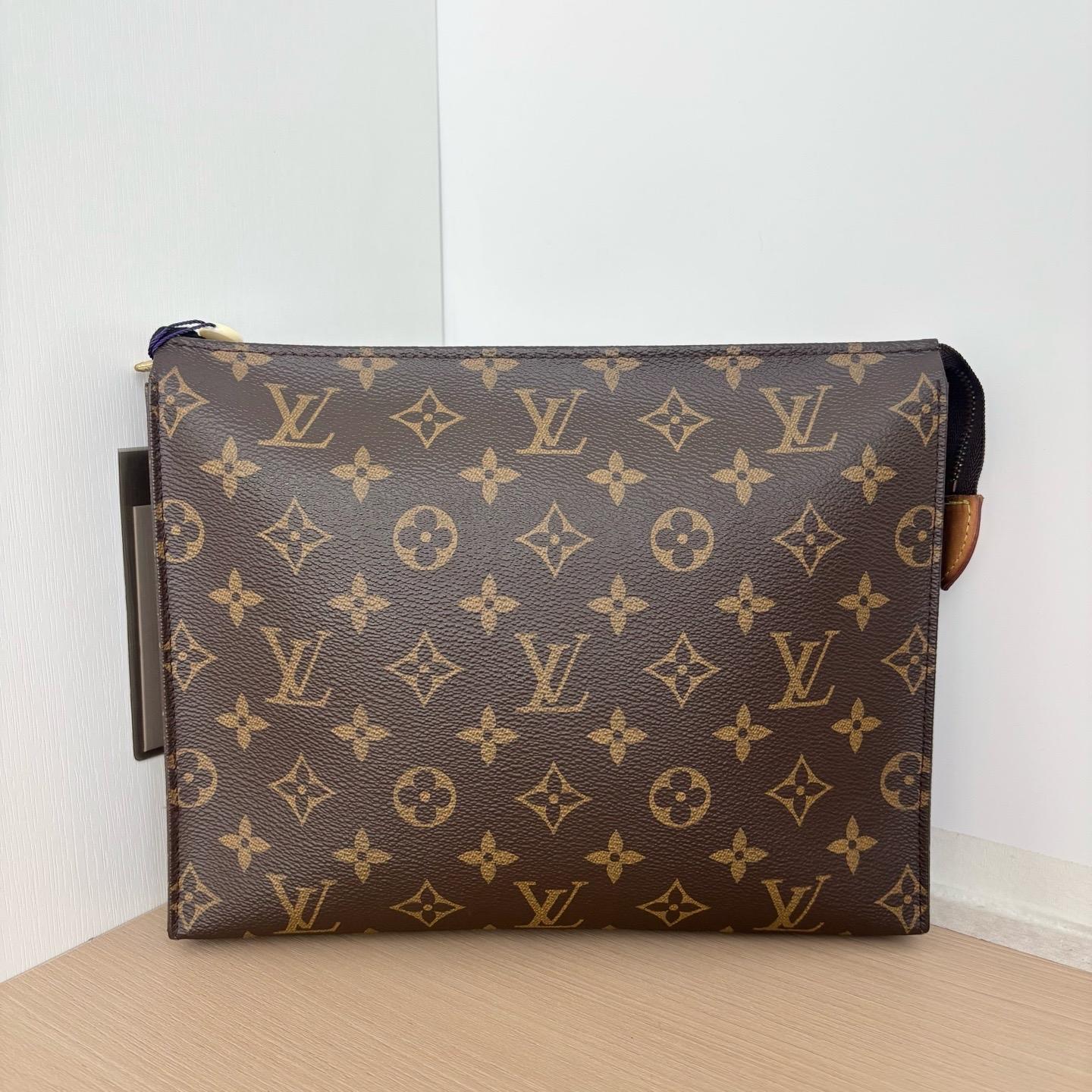 [Pre-Owned] Toiletry Pouch 26 Classic Monogram Canvas And Leather Wash Bag - Very Good #O85YTR ONE SIZE