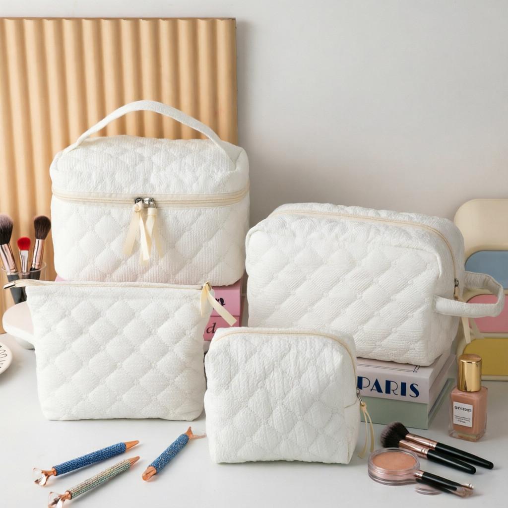 Polyester Travel Makeup Bag With Large Capacity And Zipper Closure For Women