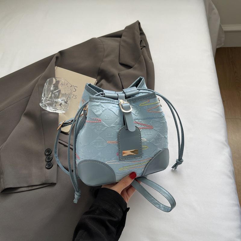 

Light casual commuter bucket tote bag new fashion versatile shoulder bag niche messenger bag women синий