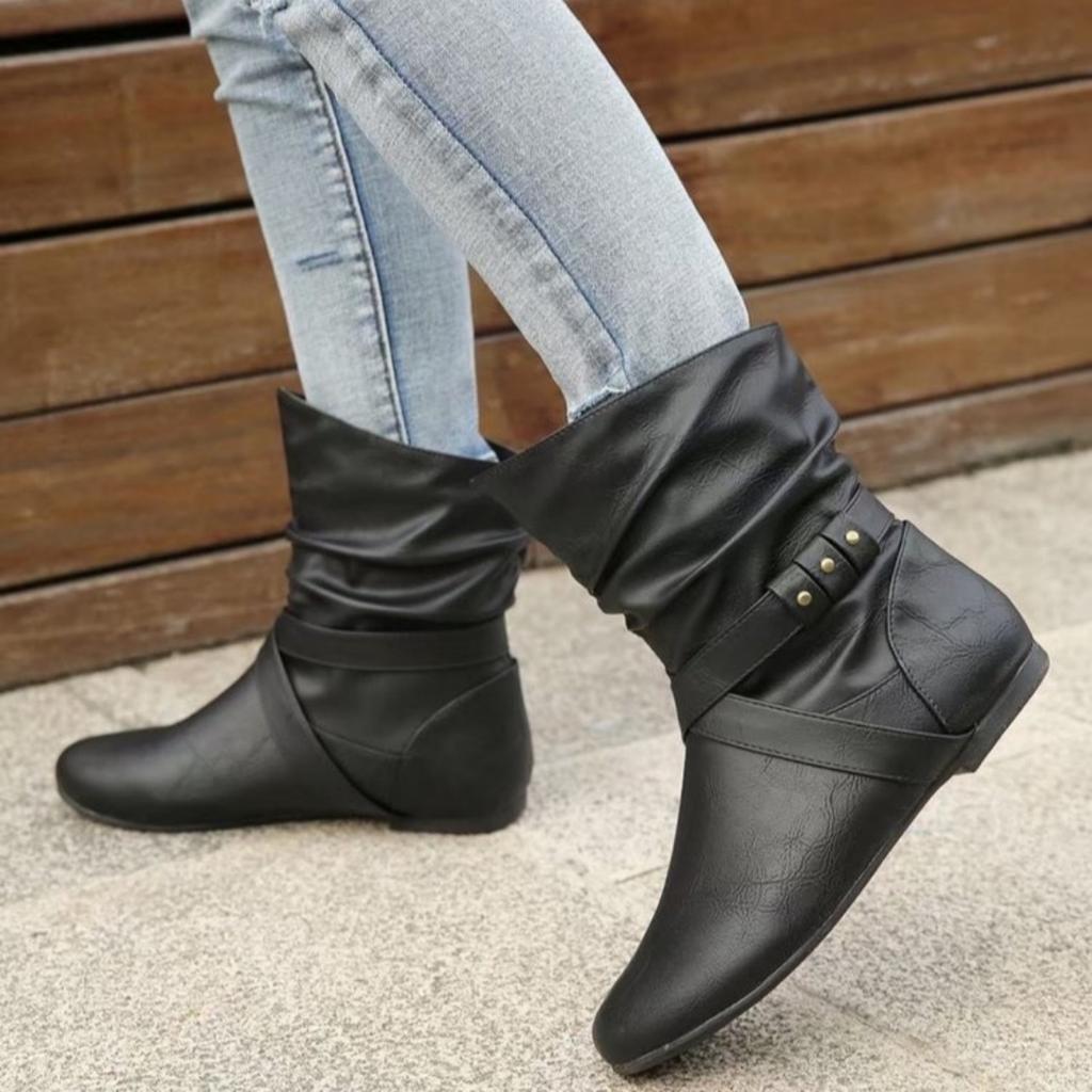Fashion The 2025 autumn/winter new style of knight boots: large-sized flat belt-buckle women's boots with round toe leather surface