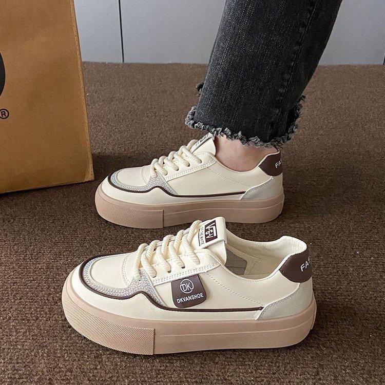 Printemps, été, automne et hiver nouvelles chaussures pour femmes chaussures de planche pour femmes chaussures d'étudiant chaussures blanches femmes coupe basse tête ronde ceinture chic