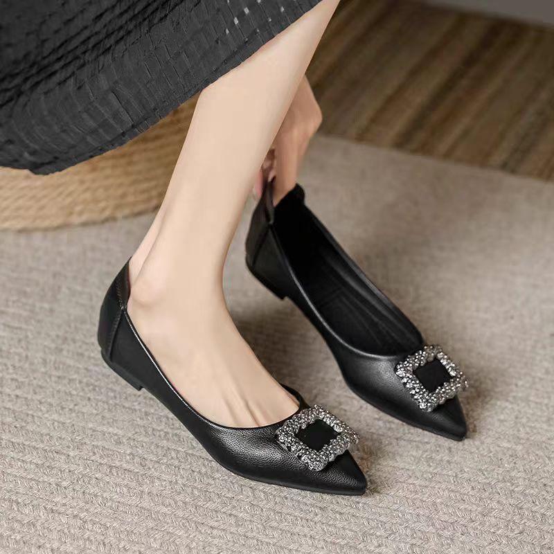 

Flat-soled single shoes women s 2025 new versatile soft leather pointed laden shoes soft-soled rhinestone versatile four-season work shoes women s sho 35 чёрный