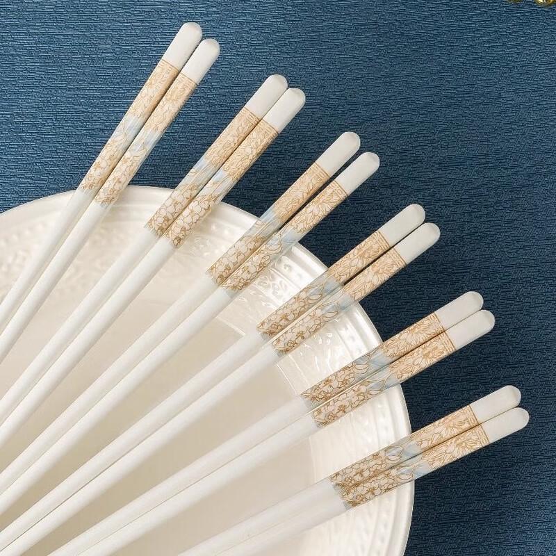 

Miaoyunuo Jingdezhen Time Walk Ceramic Chopsticks Set