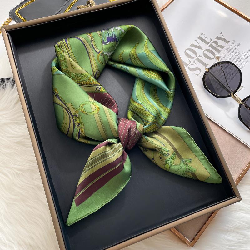 Damski jedwabny szalik w koreańskim stylu: Wszechstronny kwadratowy szalik z kamelią na wiosnę i jesień - do noszenia na szyi, na torebce lub we włosach