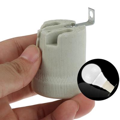 Adattatore per portalampada E27 con attacco a vite in ceramica resistente alle alte temperature.