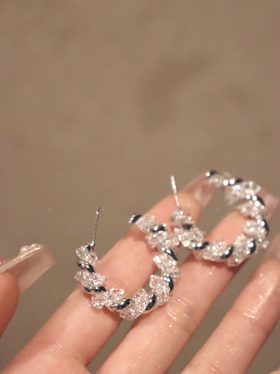 

Серьги-пусеты C-образной формы с витыми стеклянными бусинами, корейская версия, легкая роскошь, универсальные серьги, модный тренд инс, темпераментные серьги