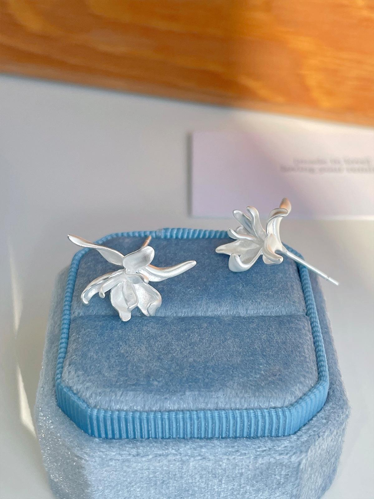 

Изысканные и нежные серьги-гвоздики в виде ирисов, серебряные серьги-иглы с высоким чувством и уникальным темпераментом, легкие роскошные новые серьги-гвоздики Mori A pair of 925 silver