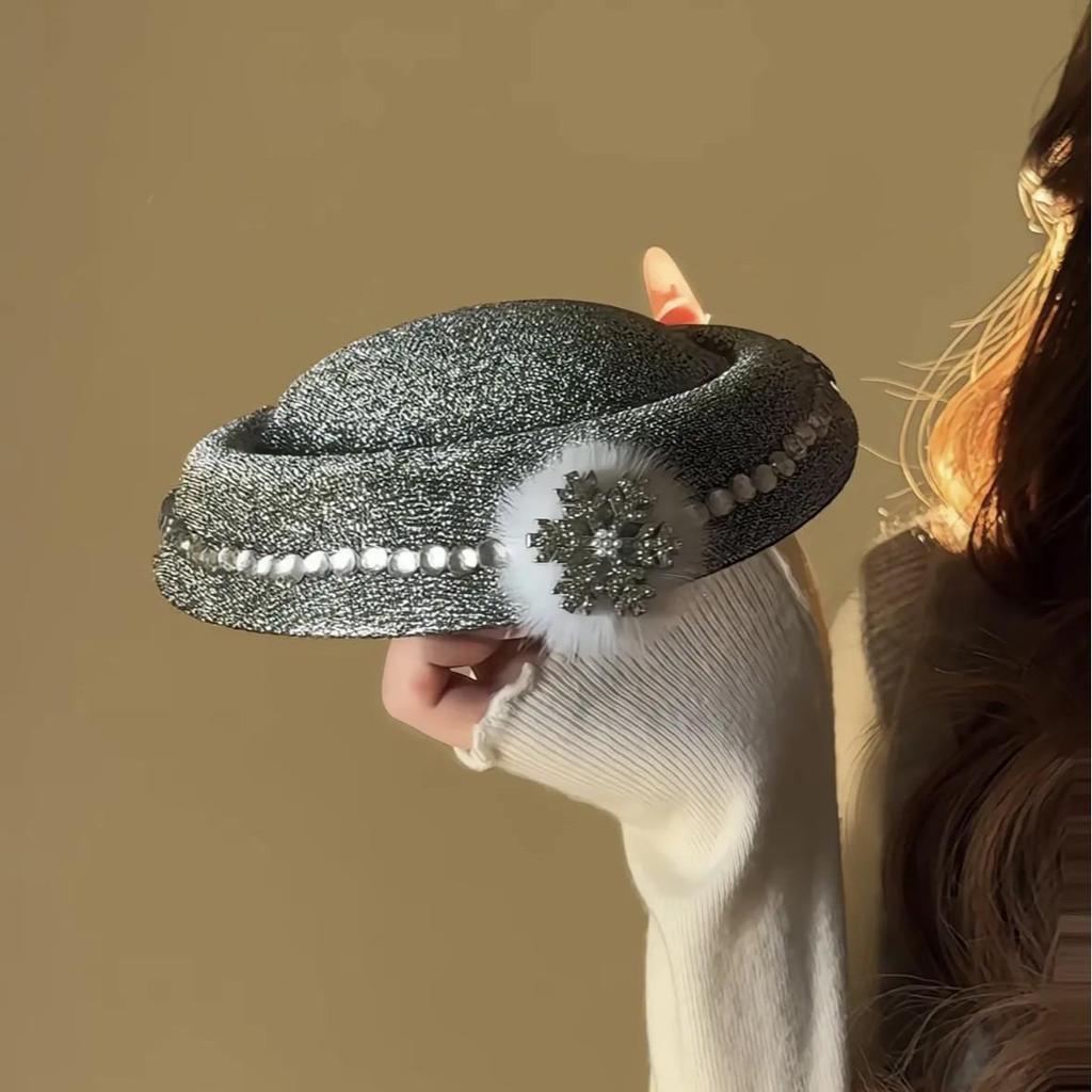 Elegantní Sněhová Vločka s Kamínky a Pomponem – Klip s Kačenčím Zobákem – Retro, Univerzální Vlasový Doplněk