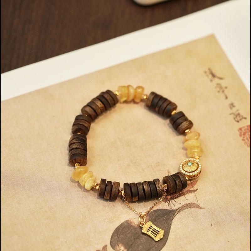 Náramek z přírodních korálků z agarového dřeva — Budhistická DIY pomůcka