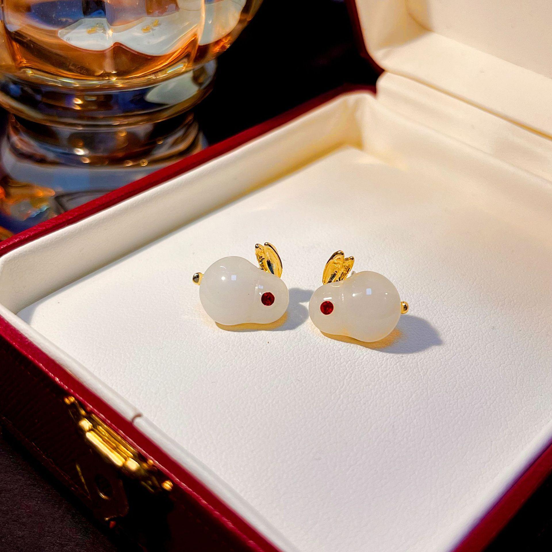 

Симпатичные серьги-кролики ярких цветов, подходят для повседневного ношения и на все случаи жизни белый