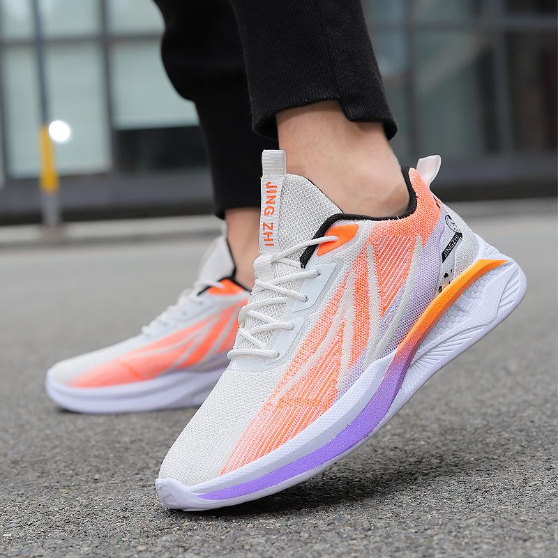 New fly-woven men's casual shoes are light, breathable and comfortable soft-soled shoes, fashionable and trendy student sports shoes