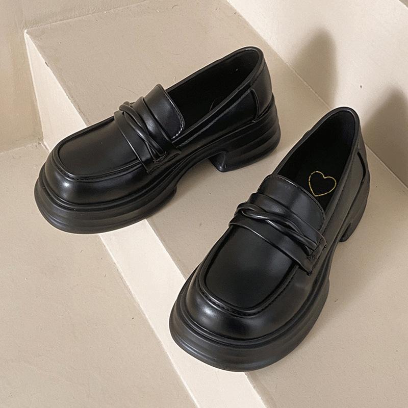 

Маленькие кожаные туфли на черной платформе в британском стиле, детские новые лоферы весна-осень 2025, туфли-одинарки с глубоким вырезом и одной педалью 40