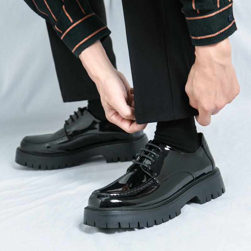 

2024 Новые мужские туфли с большой скальпом, толстая подошва, завязка, лакированная кожа, блестящие, парикмахерские, модные туфли, повседневные туфли на блочном каблуке 38