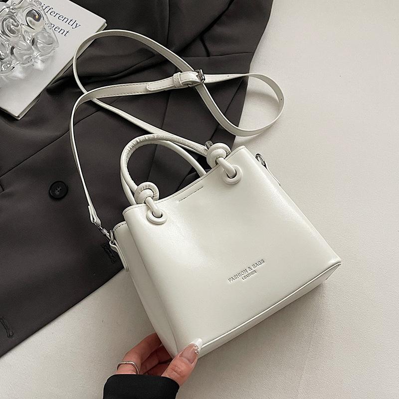 This year's new product is fashionable, simple, personalized and versatile, portable bucket bag, women's daily commuting and leisure, high-end messeng