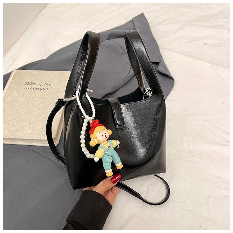 Korean Version of Fashionable Portable Bucket Bag Women's 2025 New Simple and Versatile Shoulder Bag Texture Versatile Commuter Messenger Bag
