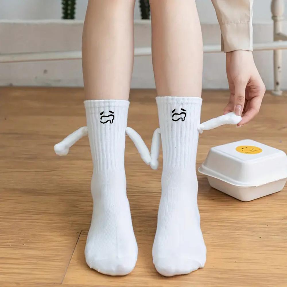 1 Paar Damen-Socken in mittlerer Länge mit niedlichem, lustigem Motiv und Magnetverschluss – interaktive Socken für Eltern-Kind-Beziehungen, Liebende und Freunde