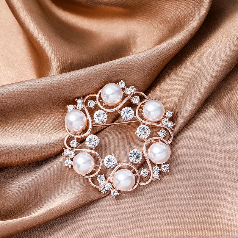 2022 New Creative Luxury Pearl Brooches Pins For Women Elegant Rhinestone Snowflakes Flower Accessories Lady Wedding Party Gift