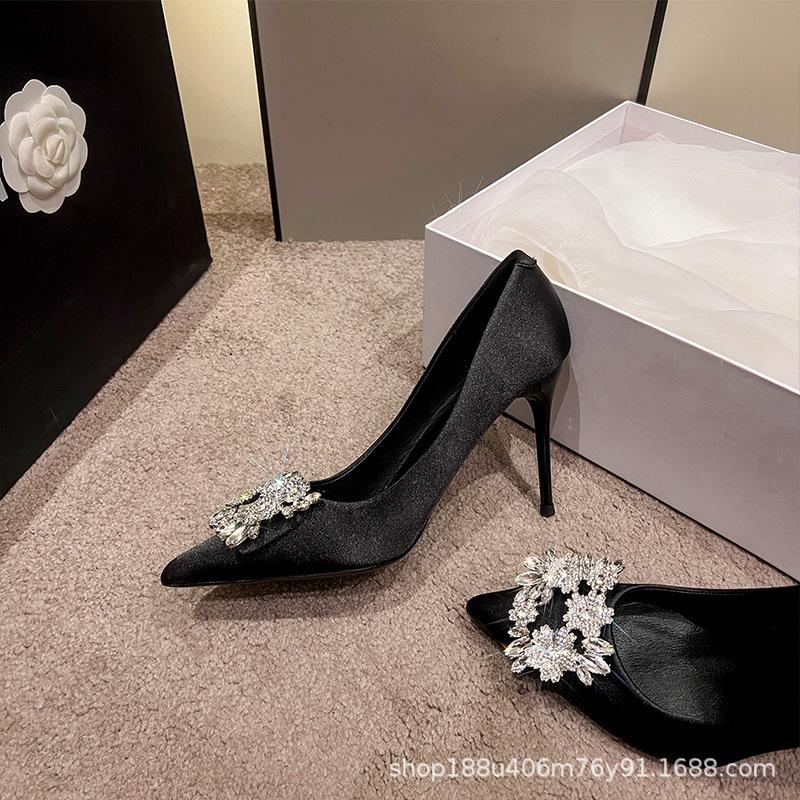 

[Spot] White high heels women s 2025 new pointed thin heels temperament French rhinestone satin single shoes wedding shoes 40